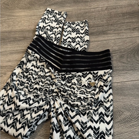 Cute Booty Lounge Black and White Print Leggings Size 2XL - Picture 1 of 4